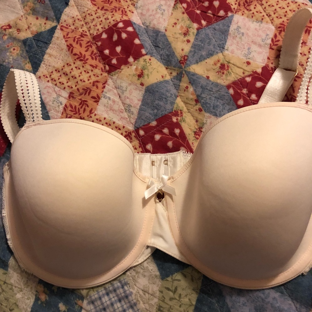 Cream colored BNWT Chantelle 3388 bra.